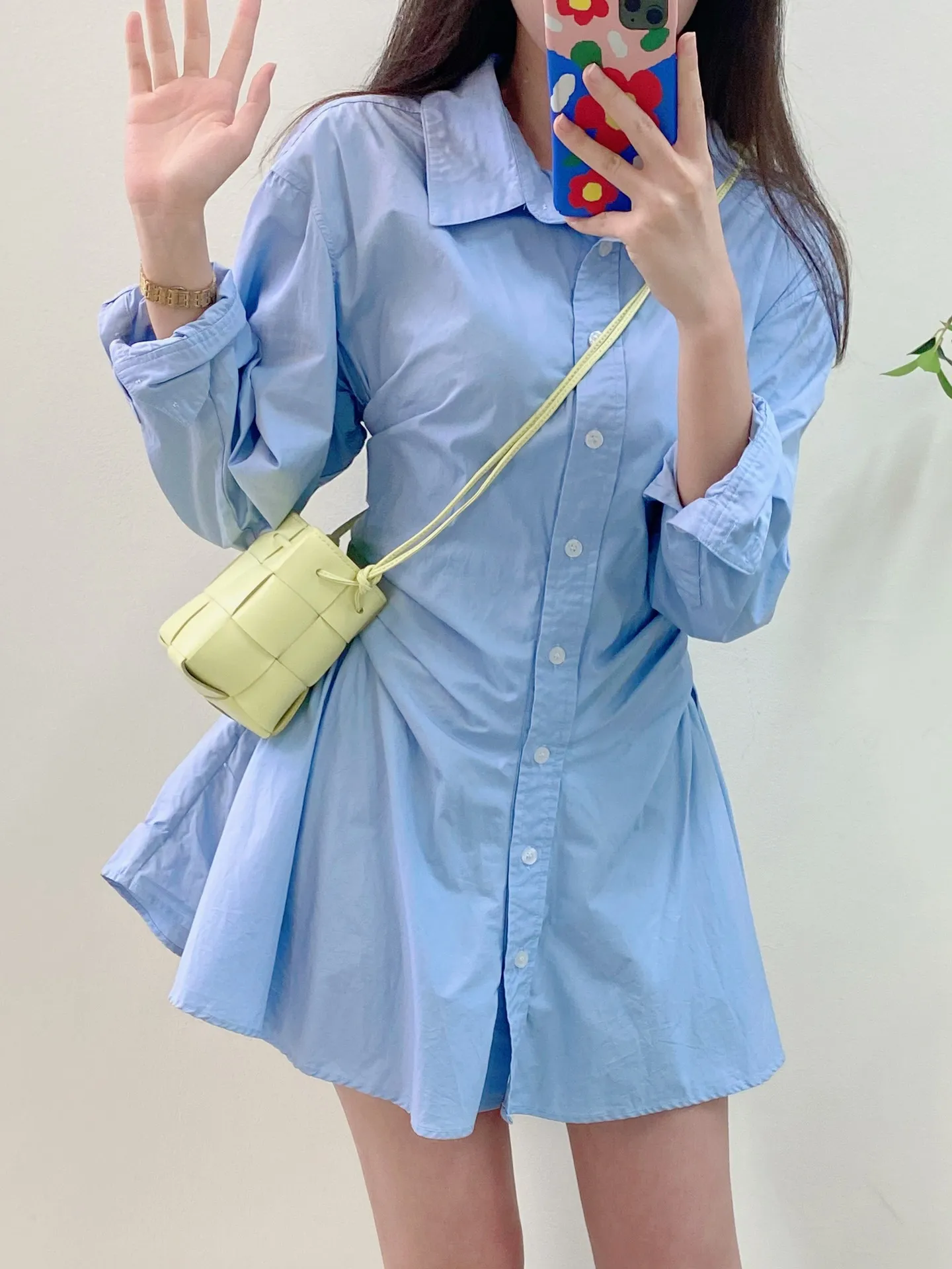 The upper body picture looks like summer~